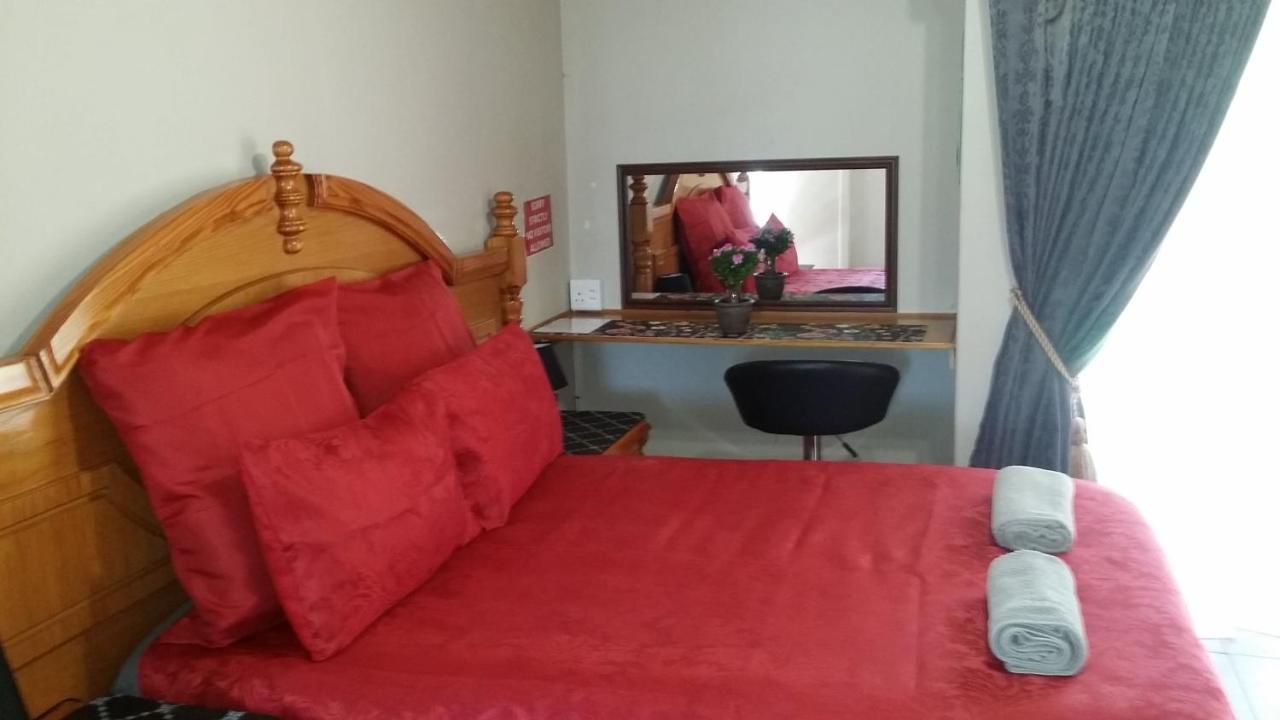 Chariots Guest House 폴로콰네 외부 사진