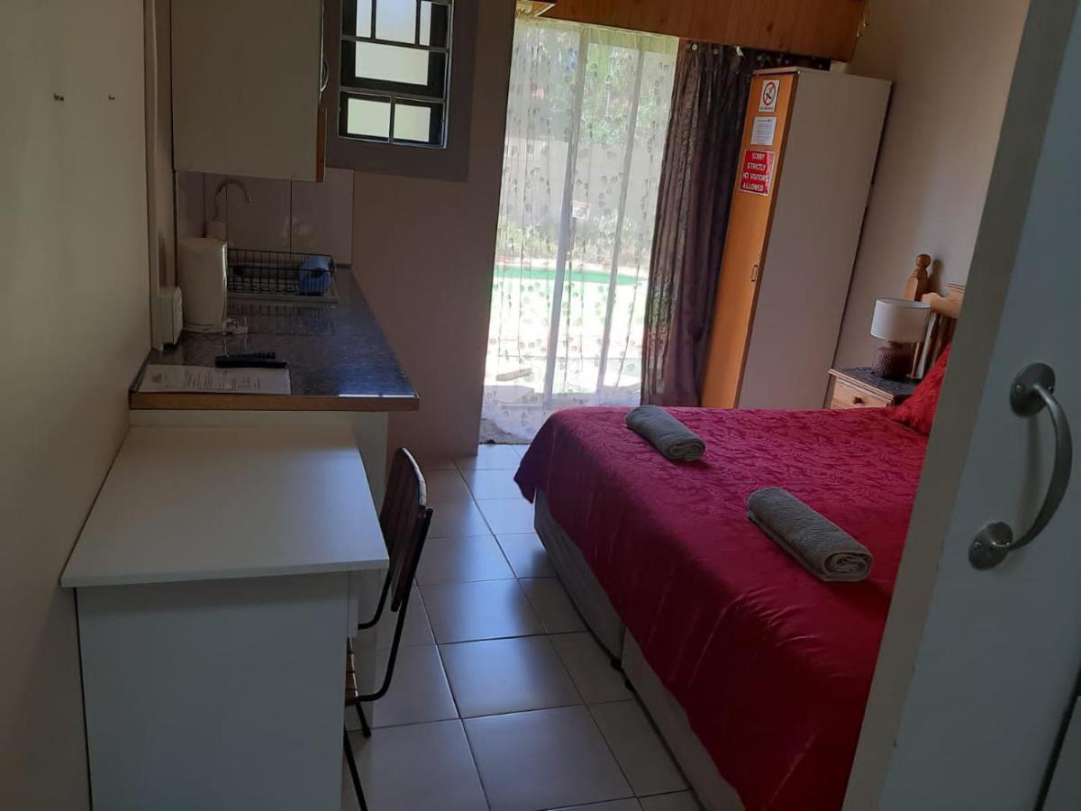 Chariots Guest House 폴로콰네 외부 사진