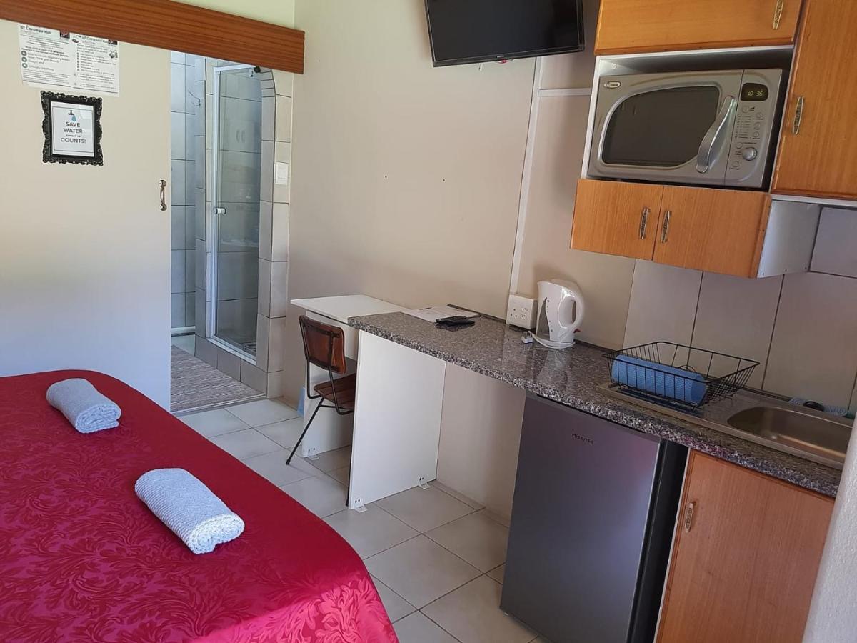 Chariots Guest House 폴로콰네 외부 사진